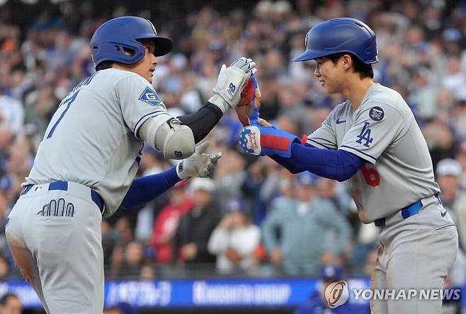 하이 파이브 하는 오타니(왼쪽)와 김혜성 [AFP=연합뉴스]