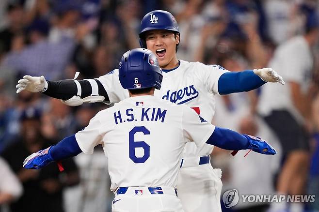 환호하는 오타니(뒤)와 김혜성 [AFP=연합뉴스]