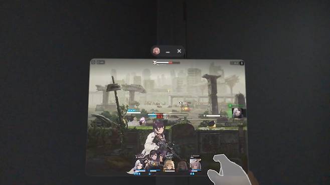 갤럭시 XR로 '승리의 여신: 니케' 플레이하는 장면 [촬영 김주환]