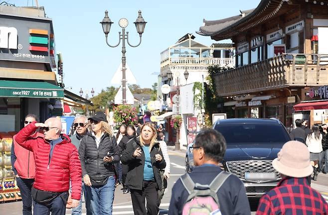 세계인 모이는 APEC 개최지 경주  (경주=연합뉴스) 박세진 기자 = 2025 경주 아시아태평양경제협력체(APEC) 정상회의 주간 시작일인 27일 경주 황금동 황리단길이 외국인 등 관광객으로 붐비고 있다. 2025.10.27 psjpsj@yna.co.kr