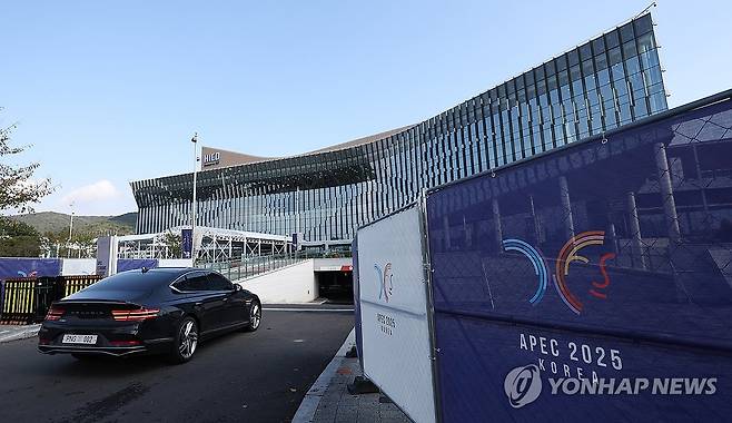 펜스 세워진 APEC 정상회의장 (경주=연합뉴스) 윤관식 기자 = 2025 아시아태평양경제협력체(APEC) 정상회의 주간을 하루 앞둔 26일 경북 경주시 화백컨벤션센터 APEC 정상회의장 앞에 펜스가 설치된 가운데 관계자 차량이 이동하고 있다. 2025.10.26 psik@yna.co.kr