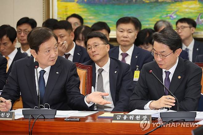 이억원 금융위원장과 대화하는 이찬진 금감원장 (서울=연합뉴스) 김주성 기자 = 이억원 금융위원장과 이찬진 금융감독원장(왼쪽)이 27일 서울 여의도 국회에서 열린 정무위원회의 금융위 등에 대한 종합감사에서 대화하고 있다. 2025.10.27 utzza@yna.co.kr