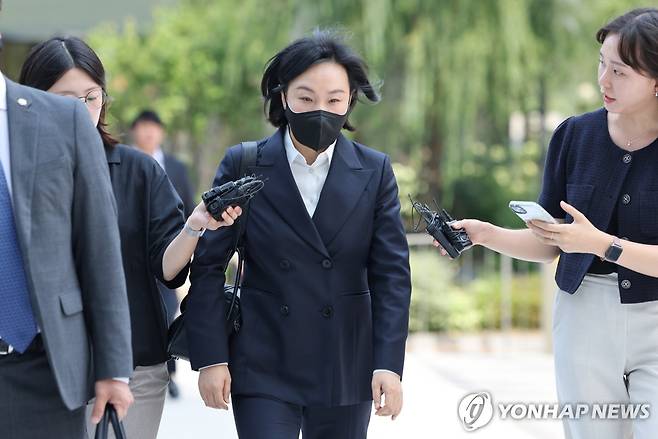 유경옥 전 행정관, 특검 출석 (서울=연합뉴스) 이진욱 기자 = 김건희 여사의 '문고리 3인방'으로 알려진 유경옥 전 행정관이 25일 서울 종로구 KT광화문빌딩에 마련된 김건희 여사 관련 의혹을 수사 중인 민중기 특별검사팀 사무실에 출석하고 있다. 2025.7.25 cityboy@yna.co.kr