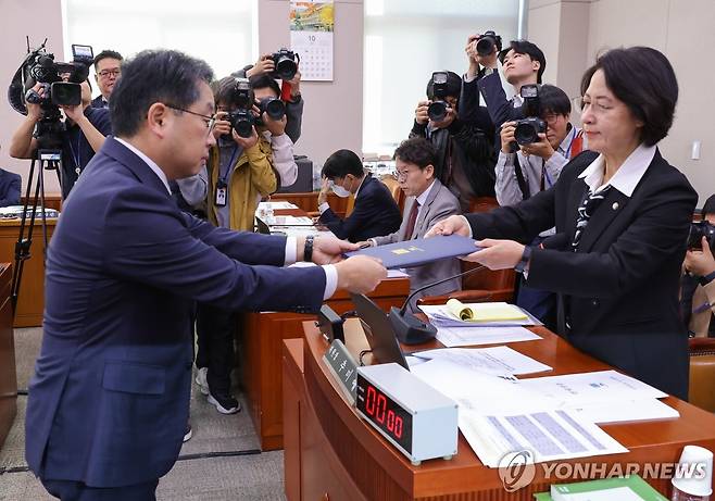 선서문 제출하는 노만석 검찰총장 직무대행 (서울=연합뉴스) 황광모 기자 = 노만석 검찰총장 직무대행이 27일 서울 여의도 국회 법제사법위원회에서 열린 2025년 국정감사에 기관 증인으로 출석, 추미애 위원장에게 선서문을 제출하고 있다. 2025.10.27 hkmpooh@yna.co.kr