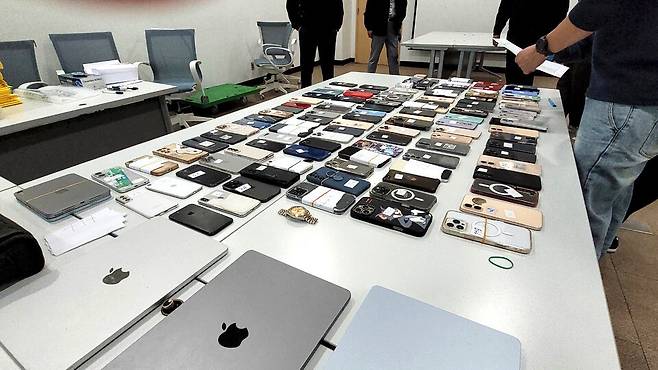 ▲ 캄보디아 현지에서 체포된 피의자들의 휴대전화와 노트북 등 압수된 증거물. /사진제공=경기북부경찰청