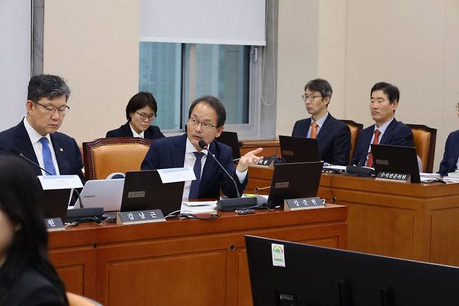 강준현 의원이 28일 국회 정무위원회 국정감사에서 질의하고 있다.