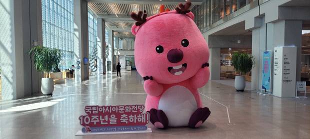 ACC 문화정보원 로비에 설치된 잔망루피 포토존.