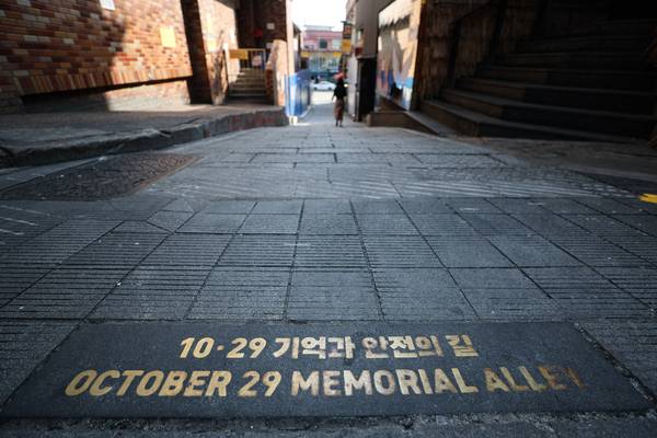 10.29 이태원 참사 3주기를 하루 앞둔 28일 서울 용산구 이태원역 1번 출구 인근 참사 현장의 '10.29 기억과 안전의 길'이 적막한 모습을 보이고 있다. /연합뉴스