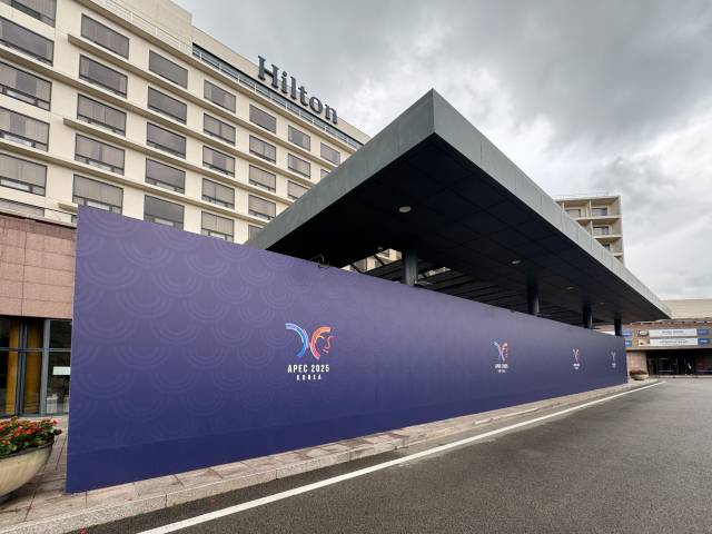 경주 힐튼호텔 로비 앞에