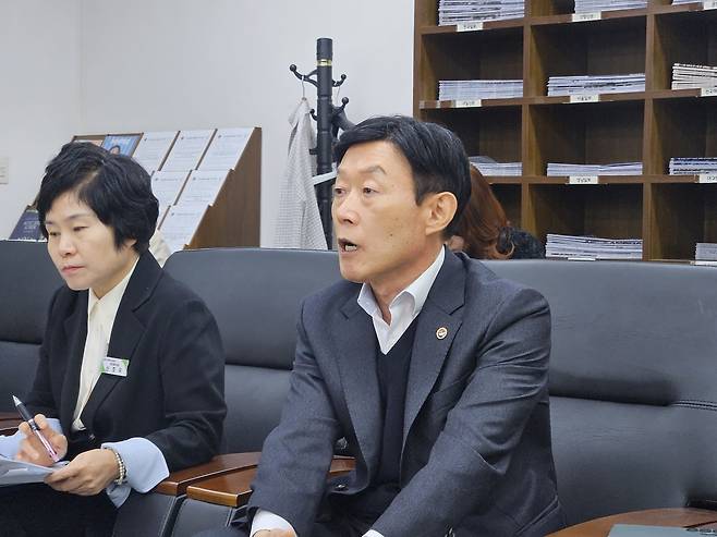 28일 오전 대구시교육청 기자실에서 김충하 정책지원국장이 2026년도 예산안에 대해서 설명하고 있다.