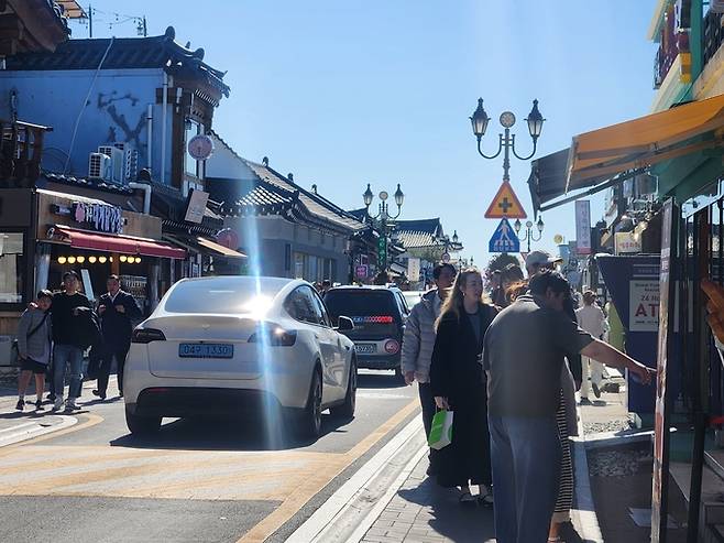 ▲ 황리단길 먹거리 골목에 외국인과 시민들이 함께 줄을 서며 음식과 상점을 구경하고 있다.