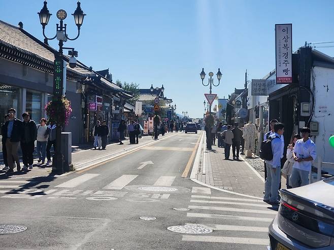 ▲ 황리단길 골목 초입, 주말 못지않은 인파가 몰려 관광객들이 거리 곳곳을 둘러보고 있다. 서의수 기자