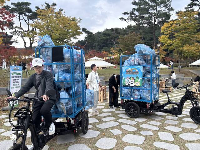 화물용 전기자전거를 활용해 축제의 효율성과 환경적 가치를 높였다.
