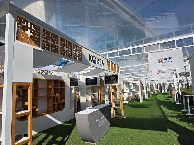 경주예술의 전당에서 28일 APEC 회원국들의 맛을 선보이는 진열장이 준비 중이다. 강시일 기자