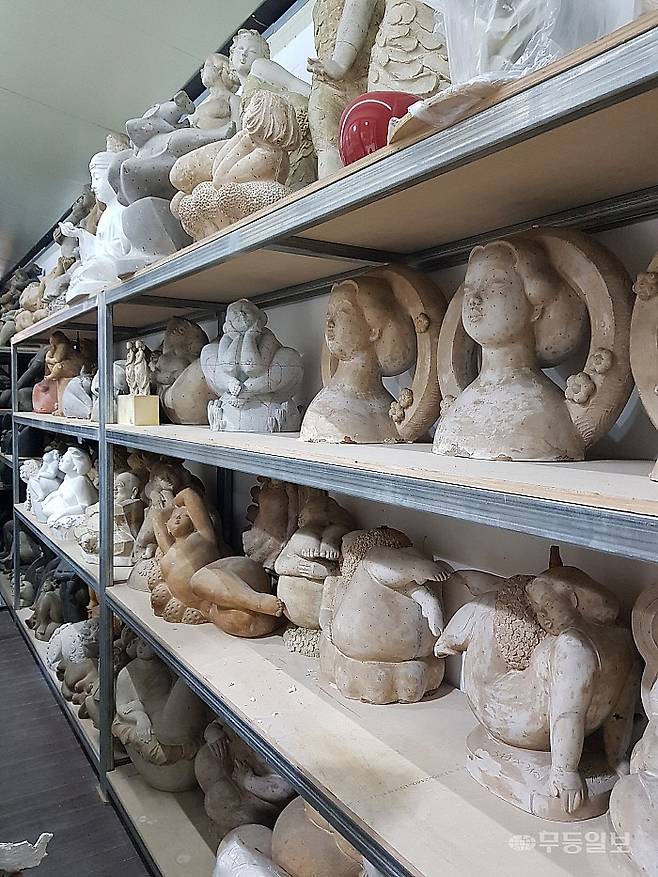 아트 갤러리 1층에 마련된 작가의 작품 원형 저장소.