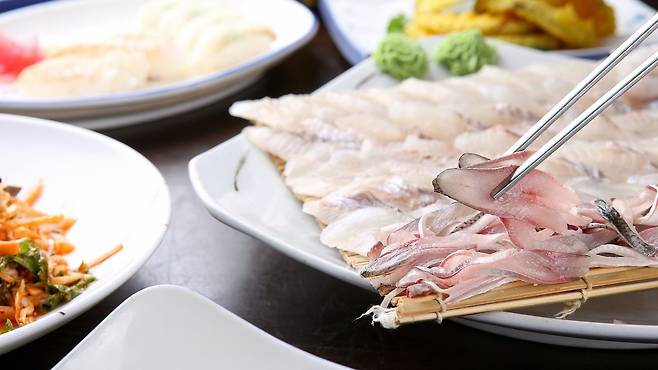 비브리오균에 오염된 생선을 회로 먹거나 덜 익힌 채 섭취하면 비브리오 패혈증이 발생할 수 있다ㅣ출처: 게티이미지 뱅크