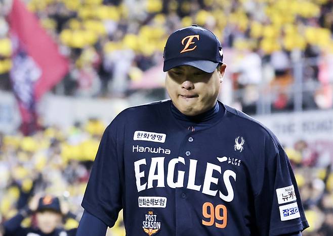 27일 서울 잠실구장에서 열린 한국시리즈 2차전 3회말 종료 후 더그아웃으로 향하는 한화 이글스 류현진