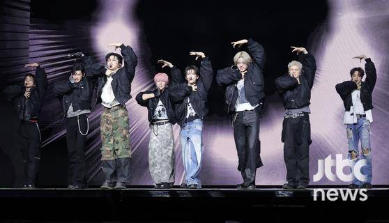그룹 &TEAM(앤팀)이 28일 서울 블루스퀘어 SOL트래블홀에서 열린 미니 1집 'Back to Life' 쇼케이스에서 공연을 펼치고 있다. 박세완 엔터뉴스팀 기자 park.sewan@jtbc.co.kr