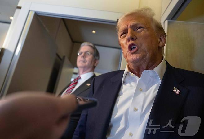 도널드 트럼프 미국 대통령이 27일(현지시간) 일본으로 향하는 에어포스원에서 기자들 질문에 답하고 있다. 2025.10.27. ⓒ AFP=뉴스1 ⓒ News1 류정민 특파원