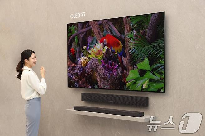 삼성전자가 26일부터 2025년형 삼성 OLED TV의 신규 광고 캠페인을 시작하며 OLED TV 시장 공략을 강화한다고 밝혔다. 삼성전자 모델이 2025년형 삼성 OLED의 선명한 화질을 체험하고 있다. (삼성전자 제공. 재판매 및 DB 금지) 2025.6.26/뉴스1