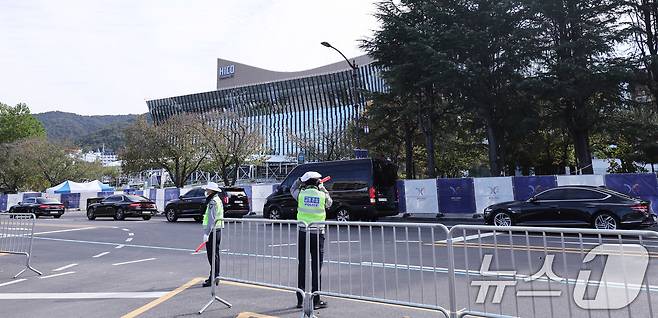 2025 경주 아시아태평양경제협력체(APEC) 정상회의 주간 시작 첫날인 27일 경북 경주화백컨벤션센터(HICO) 앞에서 의전차량들이 정상회의장 이동 예행연습을 하고 있다.  2025.10.27/뉴스1 ⓒ News1 박지혜 기자