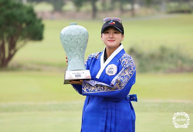 KLPGA 투어 광남일보·해피니스 오픈 정상에 오른 리슈잉. (KLPGA 제공)