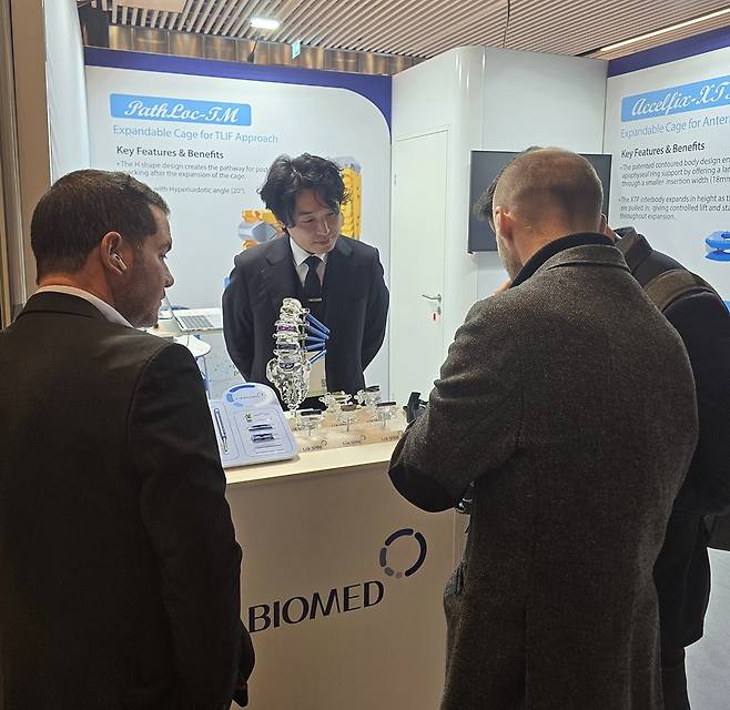 엘앤케이바이오가 '유로스파인 2025' 참가해 척추 관련 병원 의료진에게 제품을 설명하고 있는 모습. (엘앤케이바이오 제공)