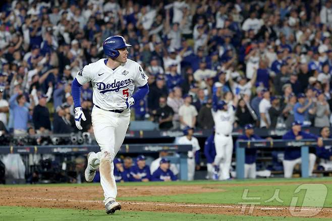 MLB 다저스 프리먼이 토론토와 월드시리즈 3차전 연장 18회말 끝내기 홈런을 치고 있다.ⓒ AFP=뉴스1