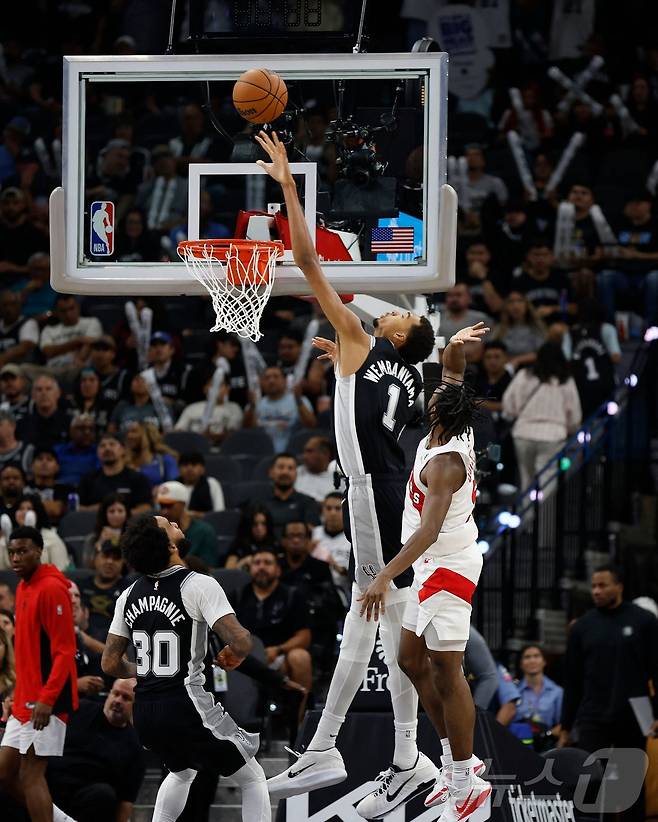 NBA 샌안토니오의 웸반야마가 토론토와 경기에서 슛을 하고 있다.ⓒ AFP=뉴스1