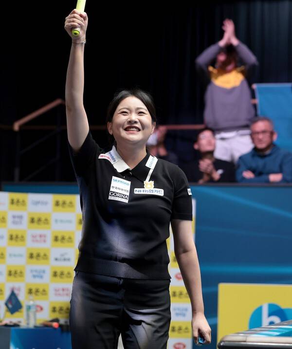 27일 경기도 고양시 고양 킨텍스 PBA 스타디움에서 열린 프로당구 2025-26시즌 6차투어 '휴온스 PBA-LPBA 챔피언십' LPBA 결승전에서 김상아(하림)를 꺾고 정상에 오른 김민아. /사진=PBA
