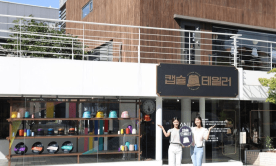 11월 2일까지 동서식품이 서울 종로구 북촌에서 플래그십 스토어 '카누 캡슐 테일러 in 북촌'을 운영한다. 소비자마다 자신 취향에 맞는 커피를 찾을 수 있도록 31종의 다채로운 캡슐을 선보이고, 이색적인 체험형 매장을 마련했다.(모델들이 '카누 캡슐 테일러 in 북촌'을 소개하고 있다.) /사진=동서식품