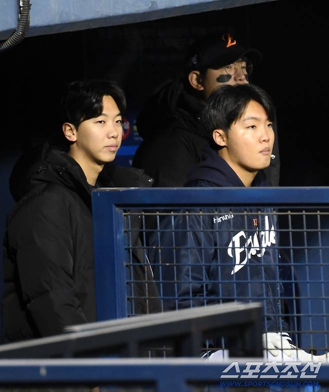 불펜에서 대기하던 황준서와 정우주도 류현진 선배의 호투를 기대했지만 결과는 정반대였다.