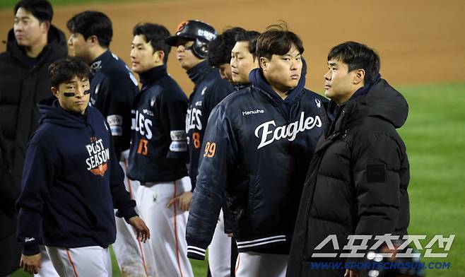 한국시리즈 1차전과 2차전을 모두 내주며 벼랑 끝에 몰린 한화 류현진은 잠시 LG 벤치를 바라봤다.