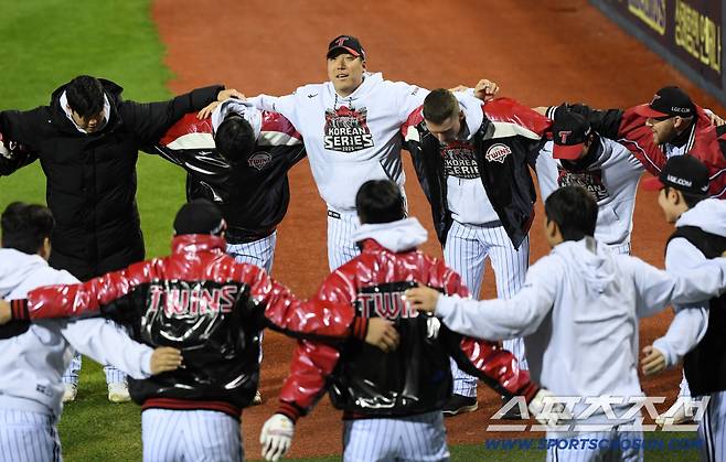 27일 잠실구장에서 열린 한국시리즈 2차전 LG 트윈스와 한화 이글스의 경기. LG 선수들이 미팅을 갖고 있다. 잠실=박재만 기자 pjm@sportschosun.com/2025.10.27/