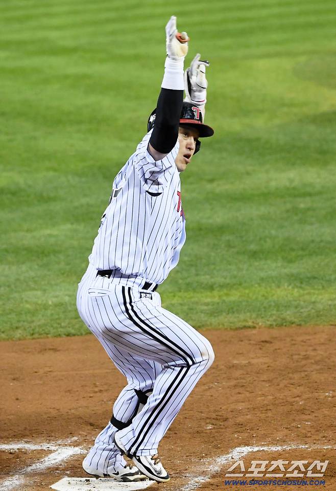 27일 잠실구장에서 열린 한국시리즈 2차전 LG 트윈스와 한화 이글스의 경기. 3회말 2사 1루 LG 박동원이 투런포를 날린 뒤 환호하고 있다. 잠실=박재만 기자 pjm@sportschosun.com/2025.10.27/