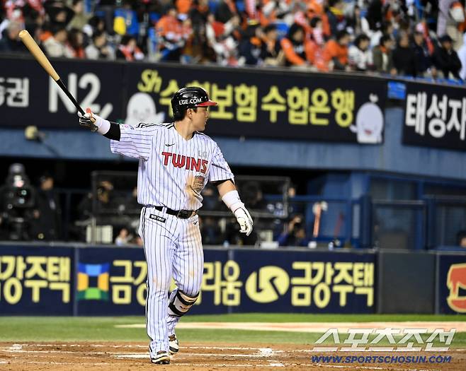 27일 서울 잠실구장에서 열린 한화와 LG의 한국시리즈 2차전. 3회말 2사 1루 박동원이 좌월 2점홈런을 치고 타구를 바라보고 있다. 잠실=허상욱 기자wook@sportschosun.com/2025.10.27/