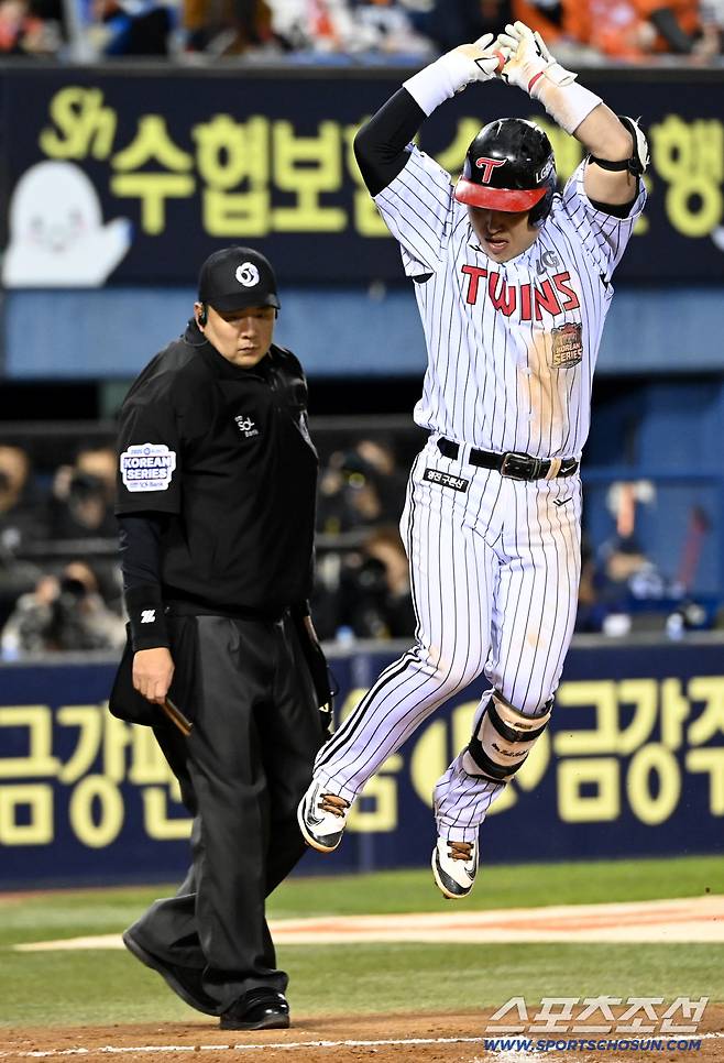 3회말 2사 1루 박동원이 좌월 2점홈런을 친 후 점프슛 세리머니를 하며 홈을 밟고 있다. 잠실=허상욱 기자