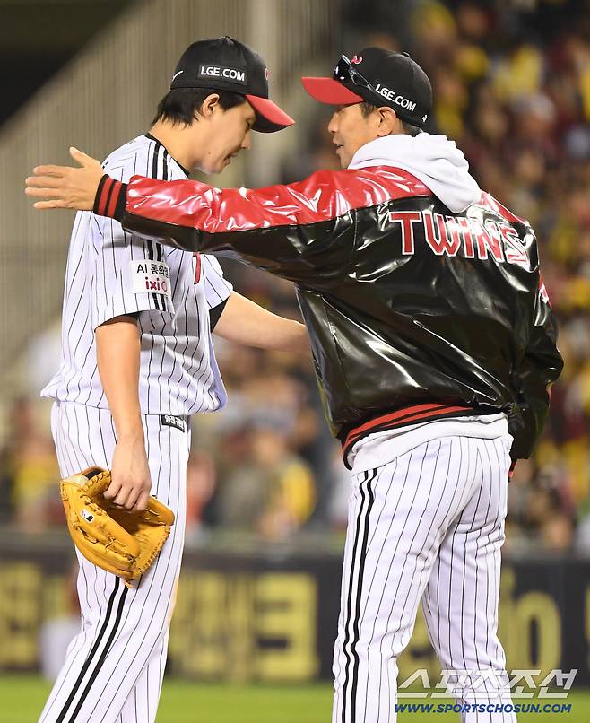 4회초 2사 만루 위기에서 임찬규가 교체되고 있다. 잠실=정재근 기자