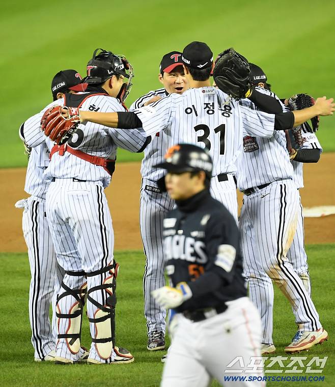 2차전을 승리한 LG 선수들이 기뻐하고 있다. 잠실=박재만 기자