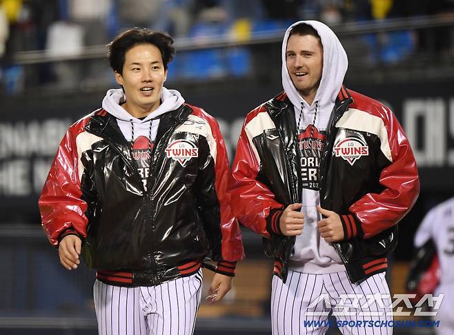 웃으며 대전으로 향하는 임찬규와 톨허스트