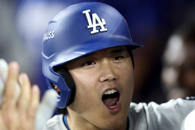 오타니 쇼헤이가 7회말 좌중월 솔로홈런을 날리고 들어와 동료들과 하이파이브를 하며 포효하고 있다. AFP연합뉴스