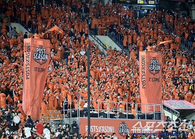 27일 서울 잠실구장에서 열린 한화와 LG의 한국시리즈 2차전.3루 관중석의 한화 팬들이 응원전을 펼치고 있다. 잠실=허상욱 기자wook@sportschosun.com/2025.10.27/