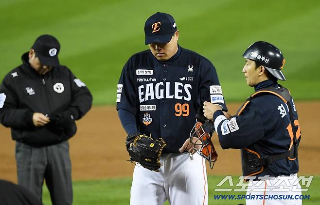 27일 잠실구장에서 열린 한국시리즈 2차전 LG 트윈스와 한화 이글스의 경기. 한화 선발 류현진이 2회 5실점 후 자책하고 있다. 잠실=박재만 기자 pjm@sportschosun.com/2025.10.27/