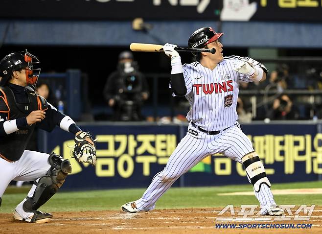 27일 서울 잠실구장에서 열린 한화와 LG의 한국시리즈 2차전. 7회말 무사 2루 박동원이 희생번트를 시도하고 있다. 타구를 잡은 노시환이 1루 악송구를 범해 2루주자 오지환이 득점에 성공했다. 잠실=허상욱 기자wook@sportschosun.com/2025.10.27/