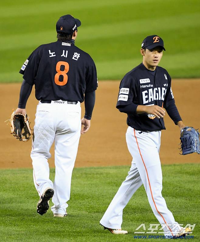 27일 잠실구장에서 열린 한국시리즈 2차전 LG 트윈스와 한화 이글스의 경기. 7회말 무사 2루 LG 박동원 번트 타구를 1루 악송구한 한화 3루수 노시환이 자책하고 있다. 잠실=박재만 기자 pjm@sportschosun.com/2025.10.27/