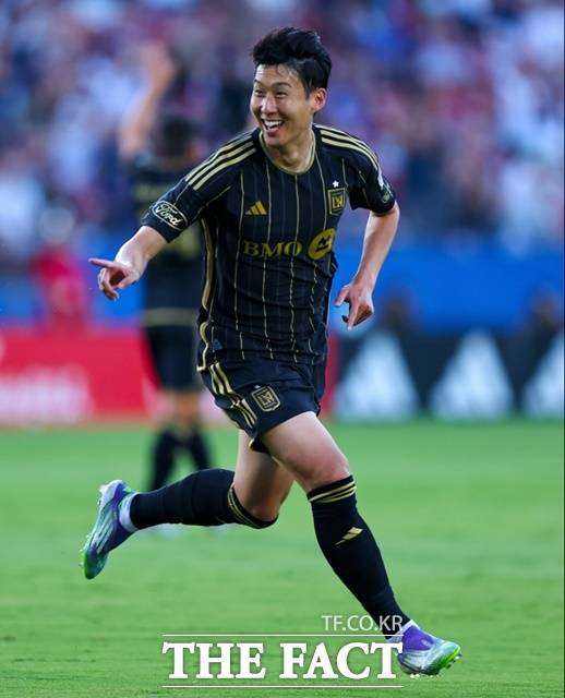 LAFC의 손흥민이 8월 23일(현지시간)  FC 댈러스와 2025 MLS 원정경기 전반 6분 환상적인 오른발 프리킥으로 데뷔골을 기록한 후 기뻐하고 있다.이 골은 MLS '올해의 골'로 선정됐다./LAFC SNS