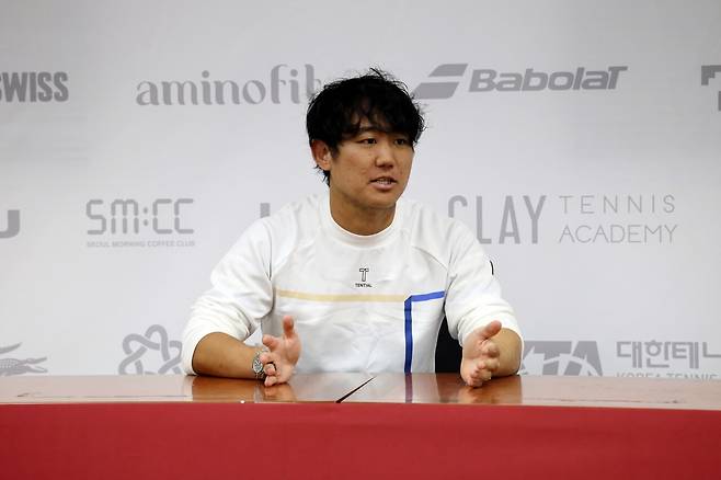 1회전 승리 후 프레스룸에서 기자회견을 가진 니시오카. 서울오픈조직위