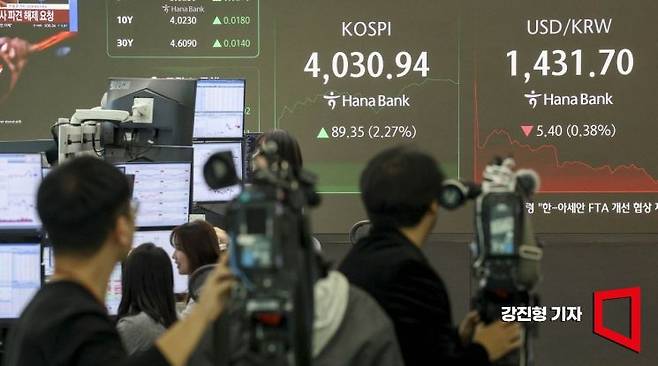 국내 대표 주가지수인 코스피가 사상 처음으로 4000선을 돌파한 27일 서울 중구 하나은행 본점 딜링룸 전광판에 코스피 지수가 표시돼 있다. 2025.10.27 강진형 기자