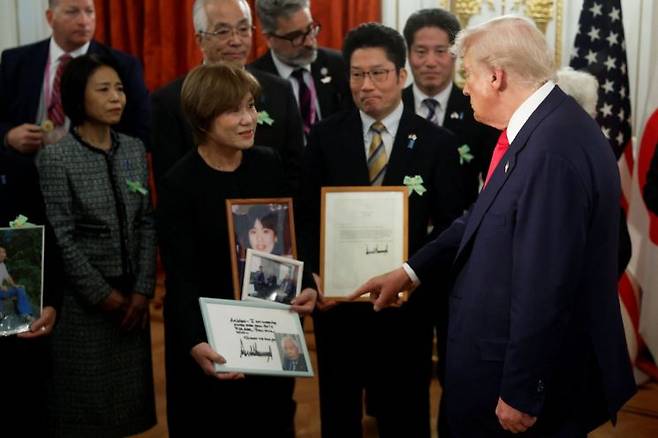 도널드 트럼프 미국 대통령이 28일 일본 도쿄 모토아카사카 영빈관에서 납북된 일본인 피해자 가족들을 면담하고 있다. 로이터연합뉴스