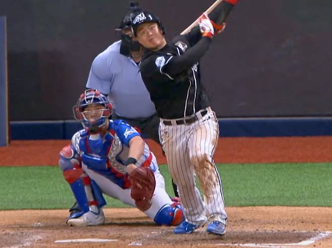 '불꽃야구' 법원 판결 결과 '영상 삭제', 스튜디오시원, JTBC '최강야구'와 스튜디오C1 '불꽃야구'의 저작권 분쟁에서 법원이 사실상 JTBC의 손을 들어주는 화해권고 결정을 내렸다. 서울중앙지법은 스튜디오C1에게 '불꽃야구' 관련 모든 영상 삭제 및 향후 제작 금지를 명령하고, 위반 시 1일당 1억 원의 강제금을 부과하는 조건을 제시했다. 스튜디오C1은 즉각 이의를 신청하며 법적 다툼을 이어갈 것임을 예고했다. 이번 분쟁은 '최강야구' 제작비 문제로 JTBC와 장시원 PD의 스튜디오C1이 결별한 후, 스튜디오C1이 유사 포맷의 '불꽃야구'를 론칭하며 시작됐다. JTBC는 명백한 저작권 침해라며 형사 고소와 손해배상 소송을 예고했고, 스튜디오C1은 창작자의 권리를 주장하며 맞서고 있다. JTBC '최강야구'의 IP를 둘러싼 이번 법적 공방의 최종 결과에 업계의 이목이 쏠리고 있다.